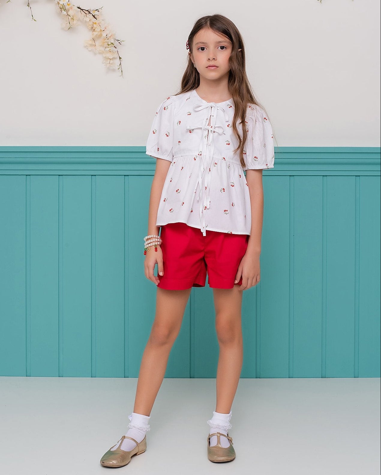 Conjunto infantil feminino com blusa de cerejas e short vermelho