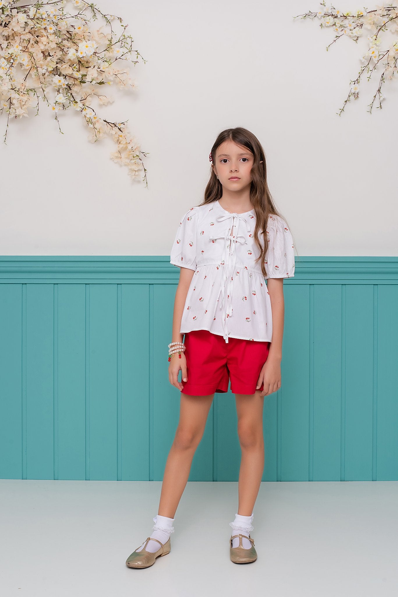 Conjunto infantil feminino com blusa de cerejas e short vermelho