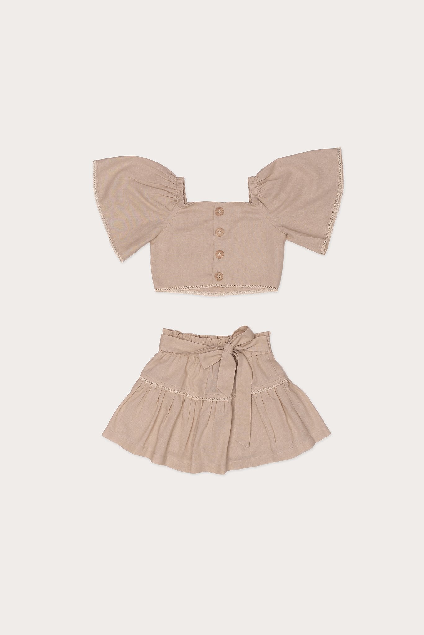 Conjunto infantil feminino com blusa de mangas amplas e saia rodada bege