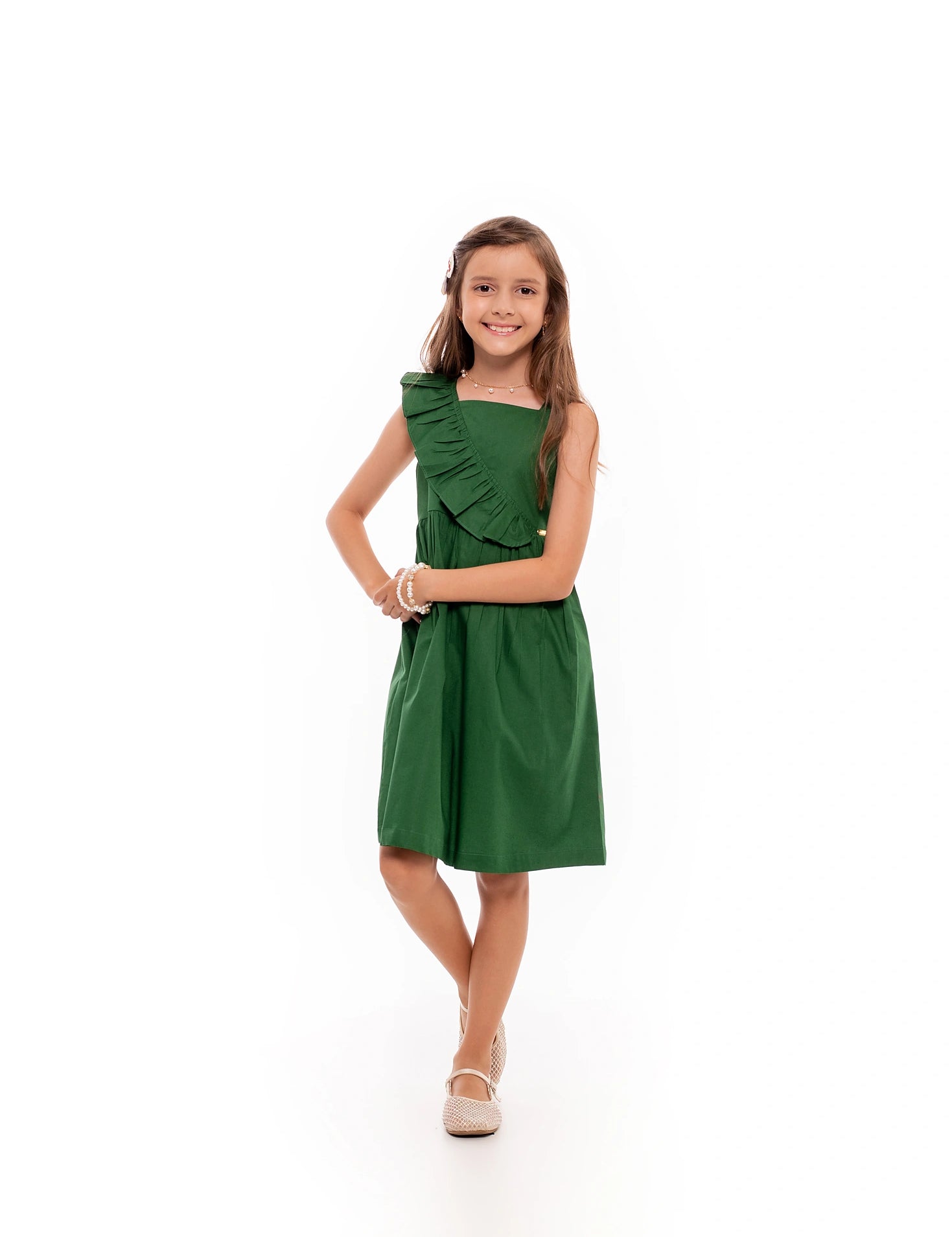 Vestido curto feminino infantil com alças largas e babados na parte frontal