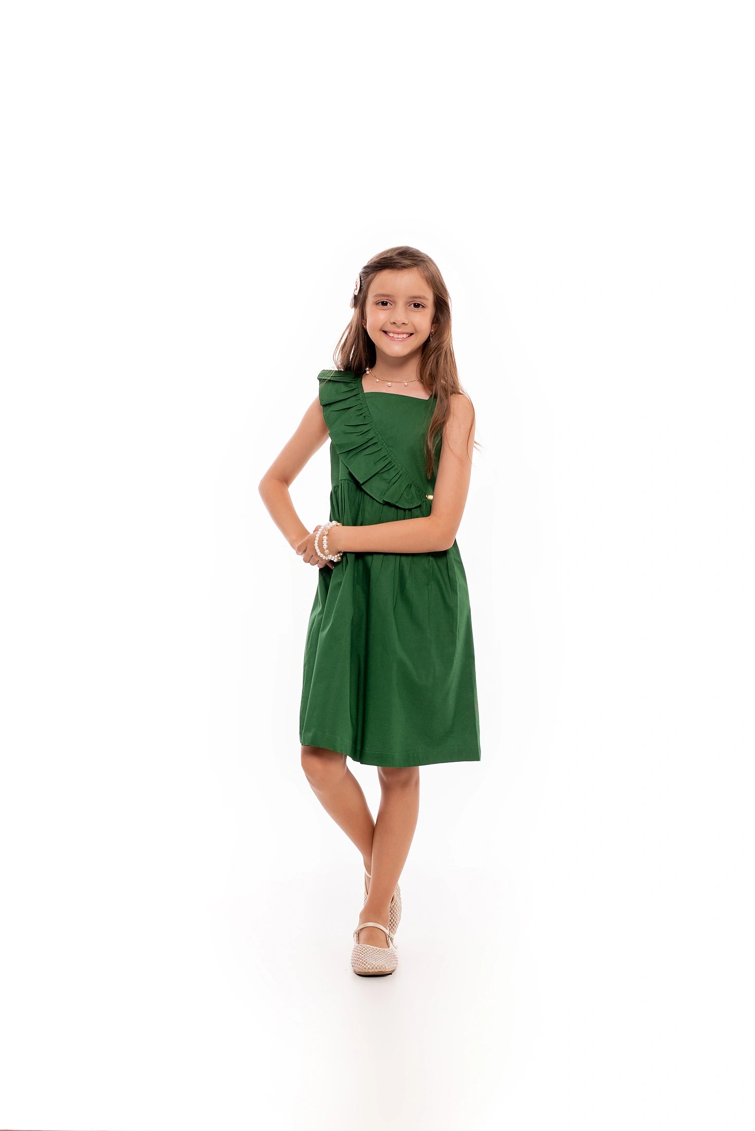 Vestido curto feminino infantil com alças largas e babados na parte frontal