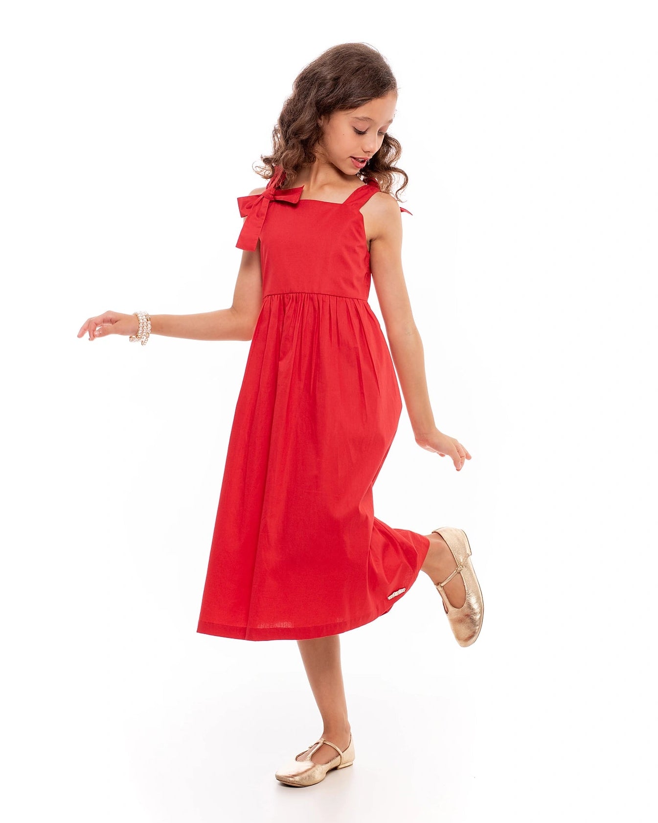 Vestido midi feminino infantil com alças largas e laços, saia ampla e tecido macio.