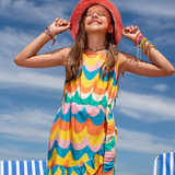 Macacão infantil feminino com estampa de ondas coloridas e saia com babados