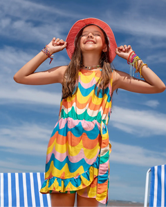 Macacão infantil feminino com estampa de ondas coloridas e saia com babados