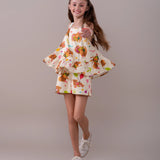 Macacão infantil com estampa de capivaras e flores, alças largas e camadas na parte inferior