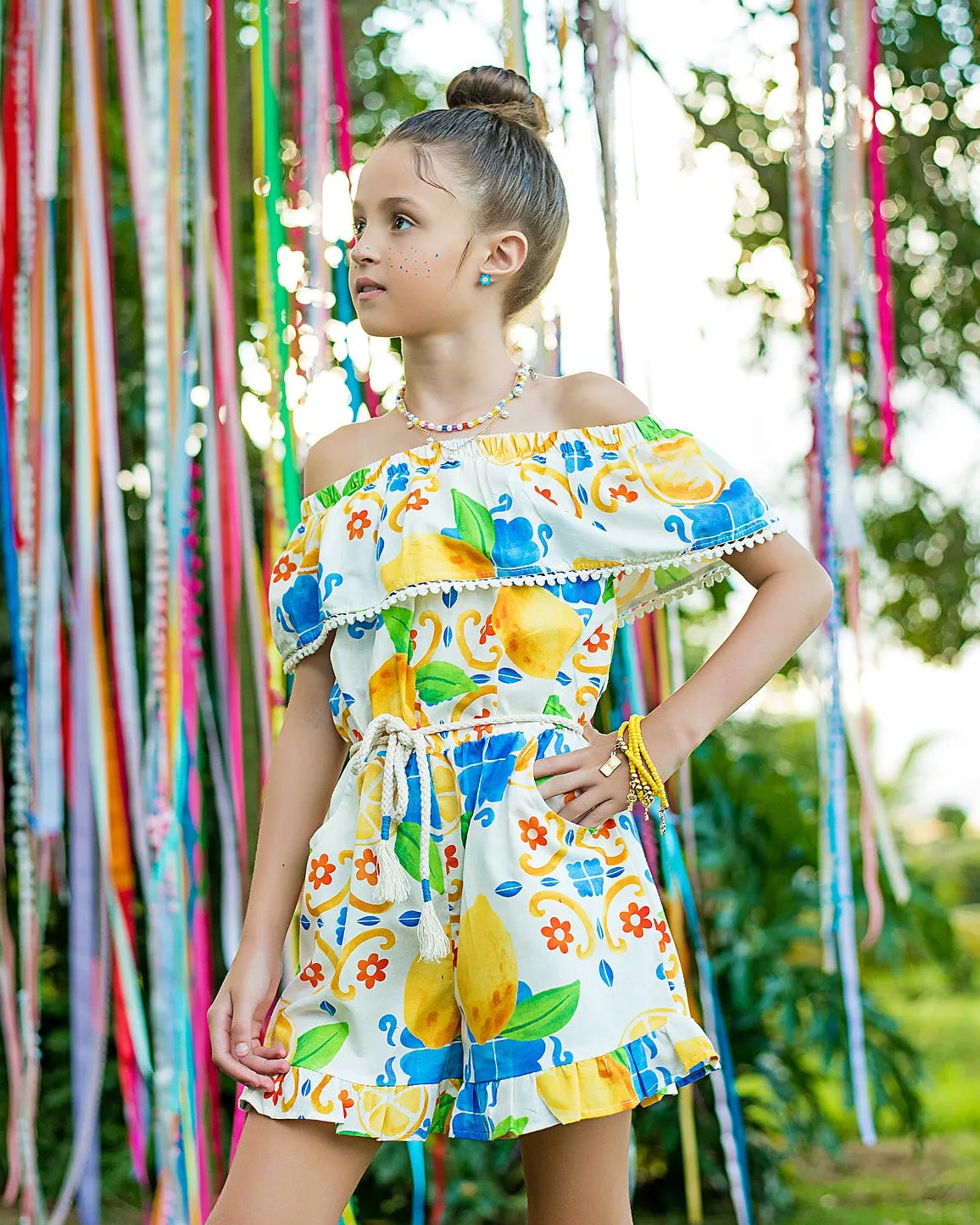 Macacao feminino infantil com estampa de limões e flores em azul e amarelo