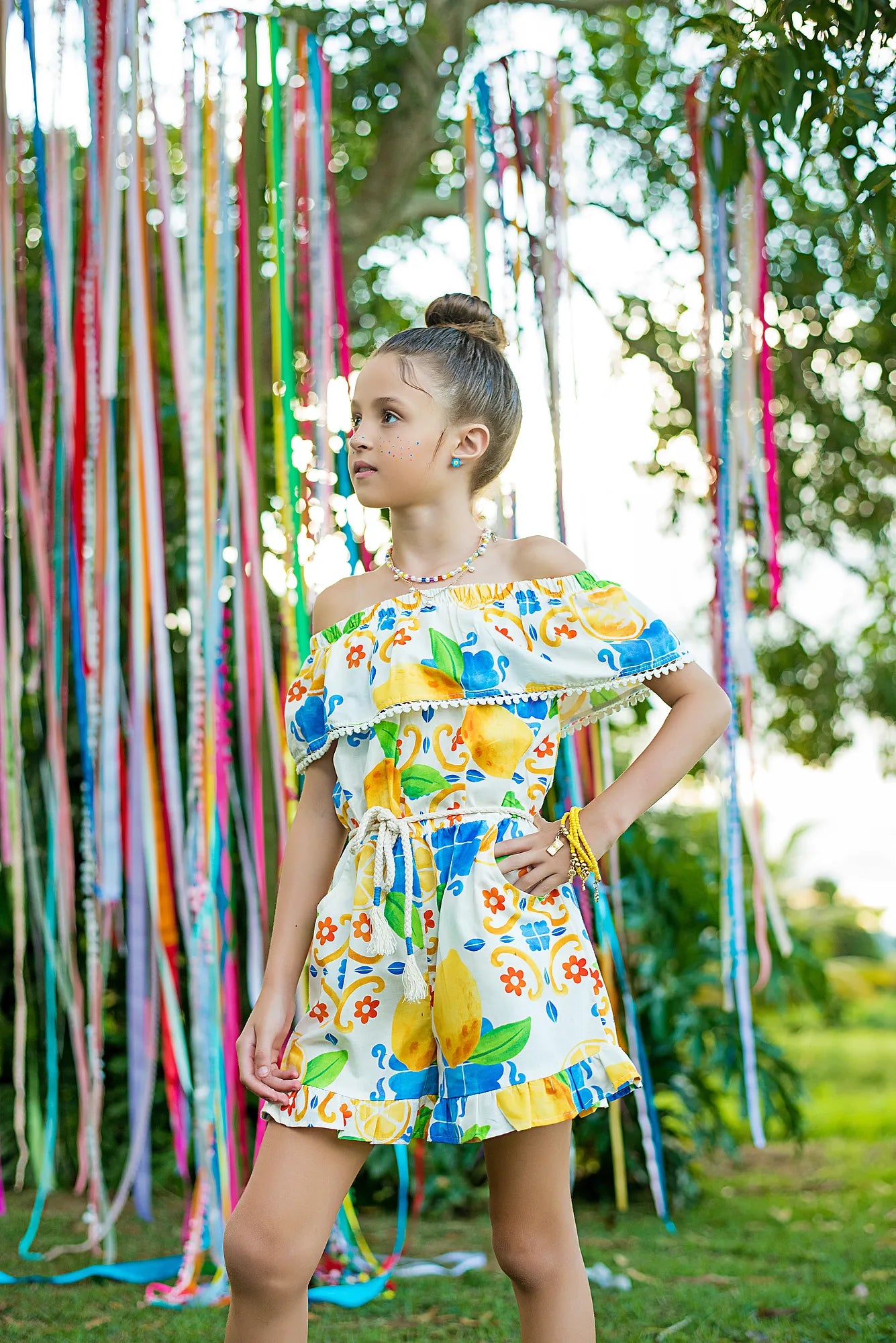 Macacao feminino infantil com estampa de limões e flores em azul e amarelo