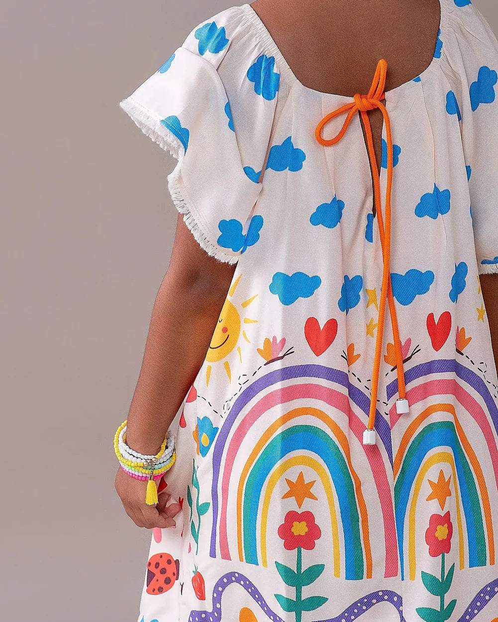 Vestido infantil com mangas bufantes, estampa de flores e arco-íris, ideal para meninas