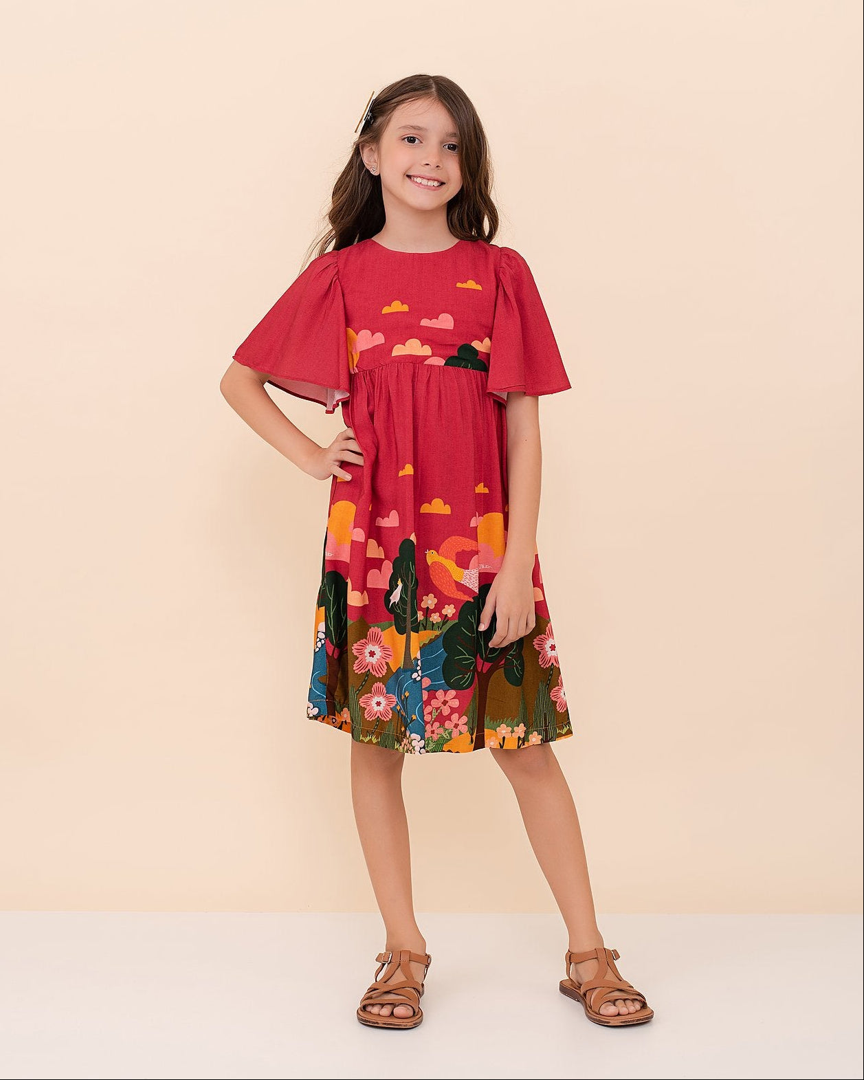 Vestido infantil com estampa de floresta, mangas amplas e comprimento longo