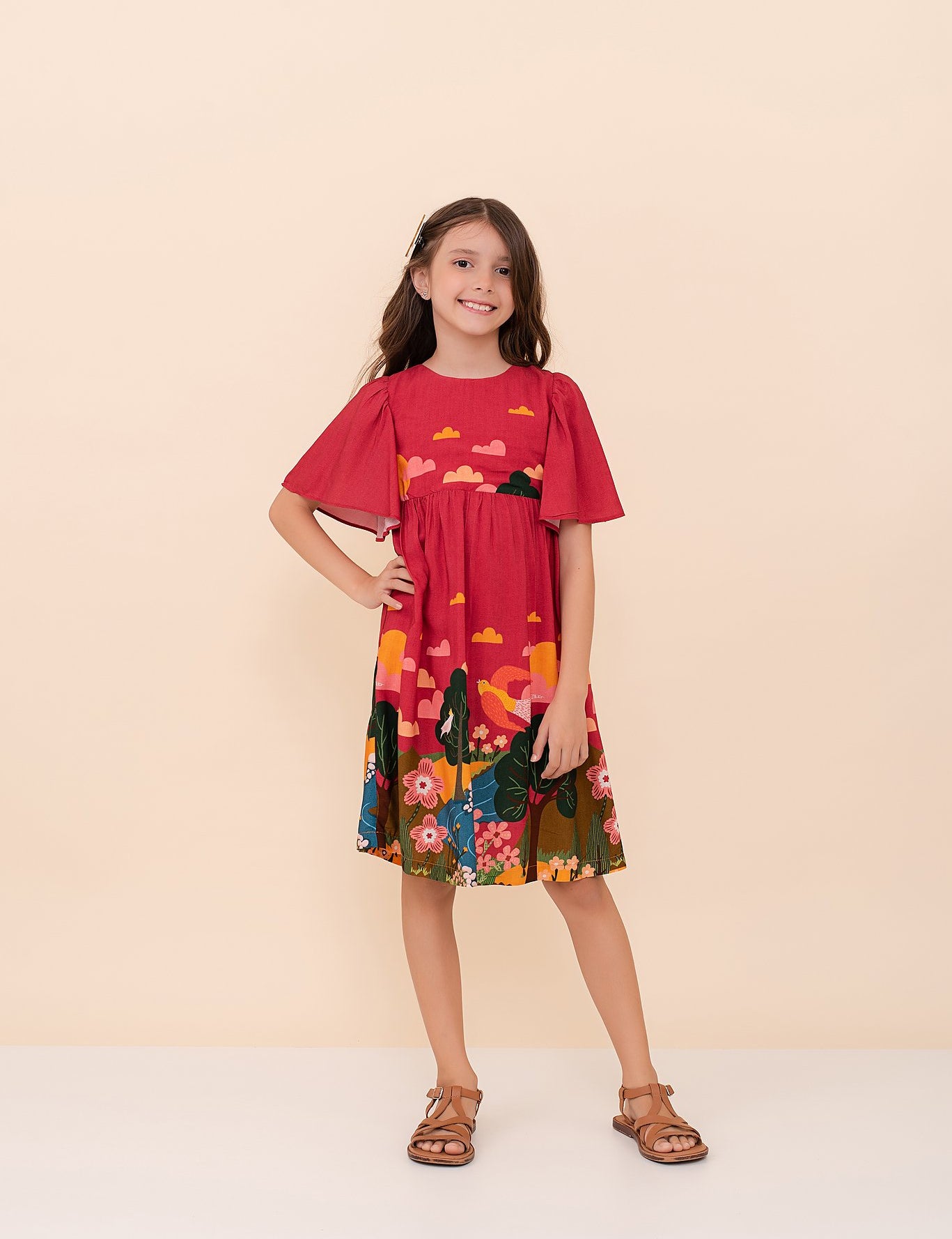 Vestido infantil com estampa de floresta, mangas amplas e saia longa