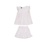Conjunto infantil feminino com blusa de laise e shorts brancos, detalhes em renda