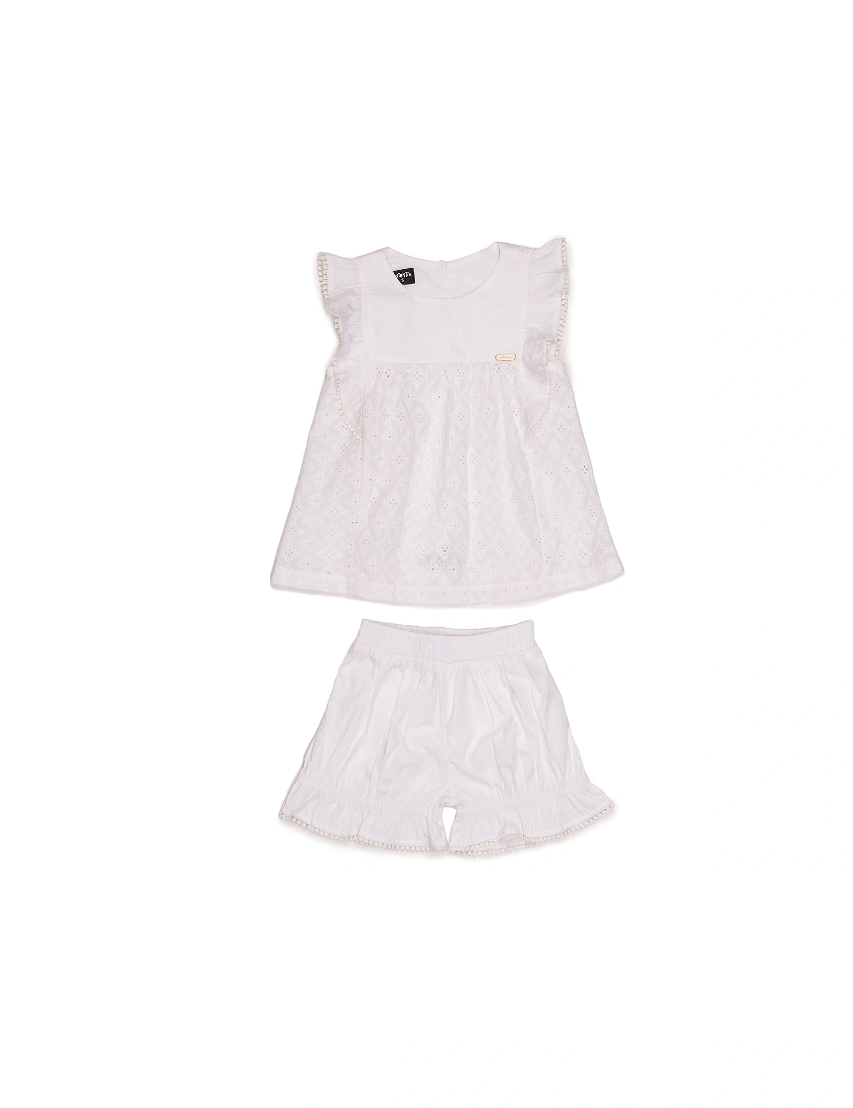 Conjunto infantil feminino com blusa de laise e shorts brancos, detalhes em renda