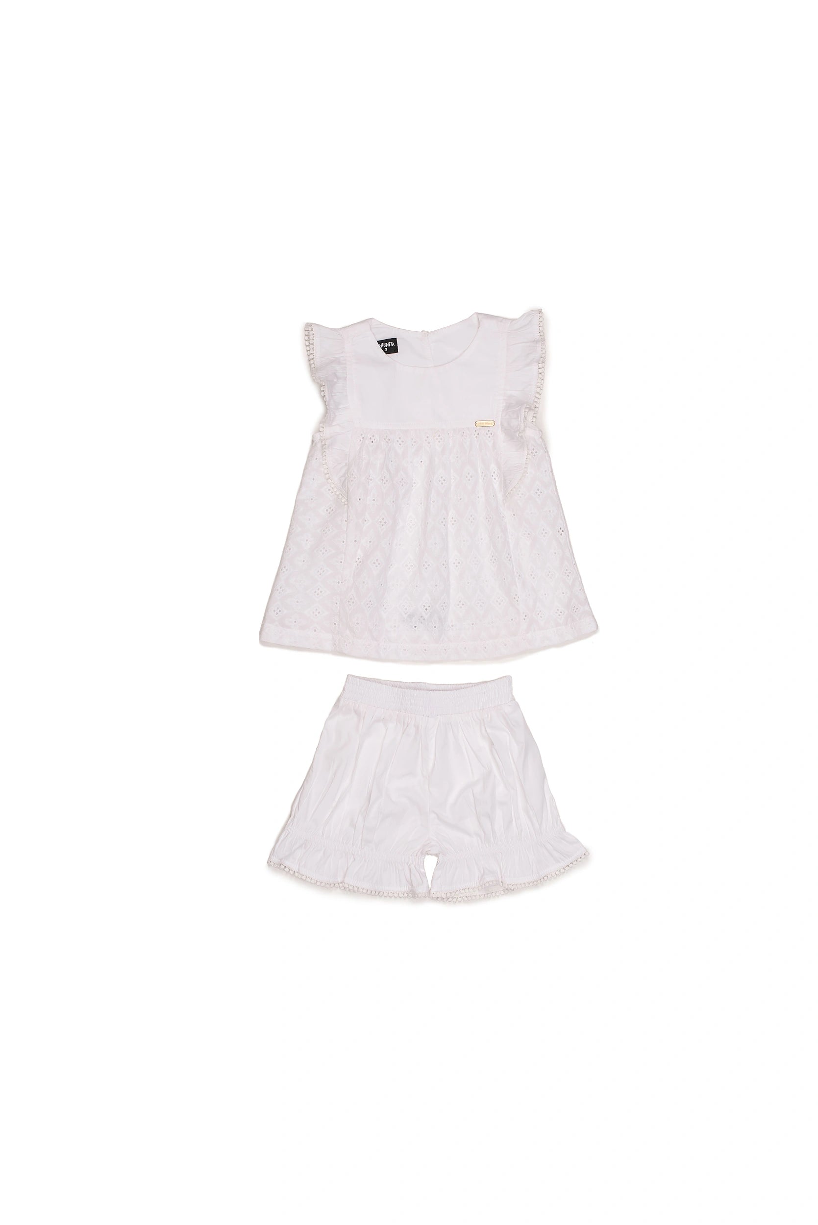 Conjunto infantil feminino com blusa de laise e shorts brancos, detalhes em renda