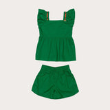 Conjunto feminino infantil verde com blusa de alças largas e short leve, detalhes em babados