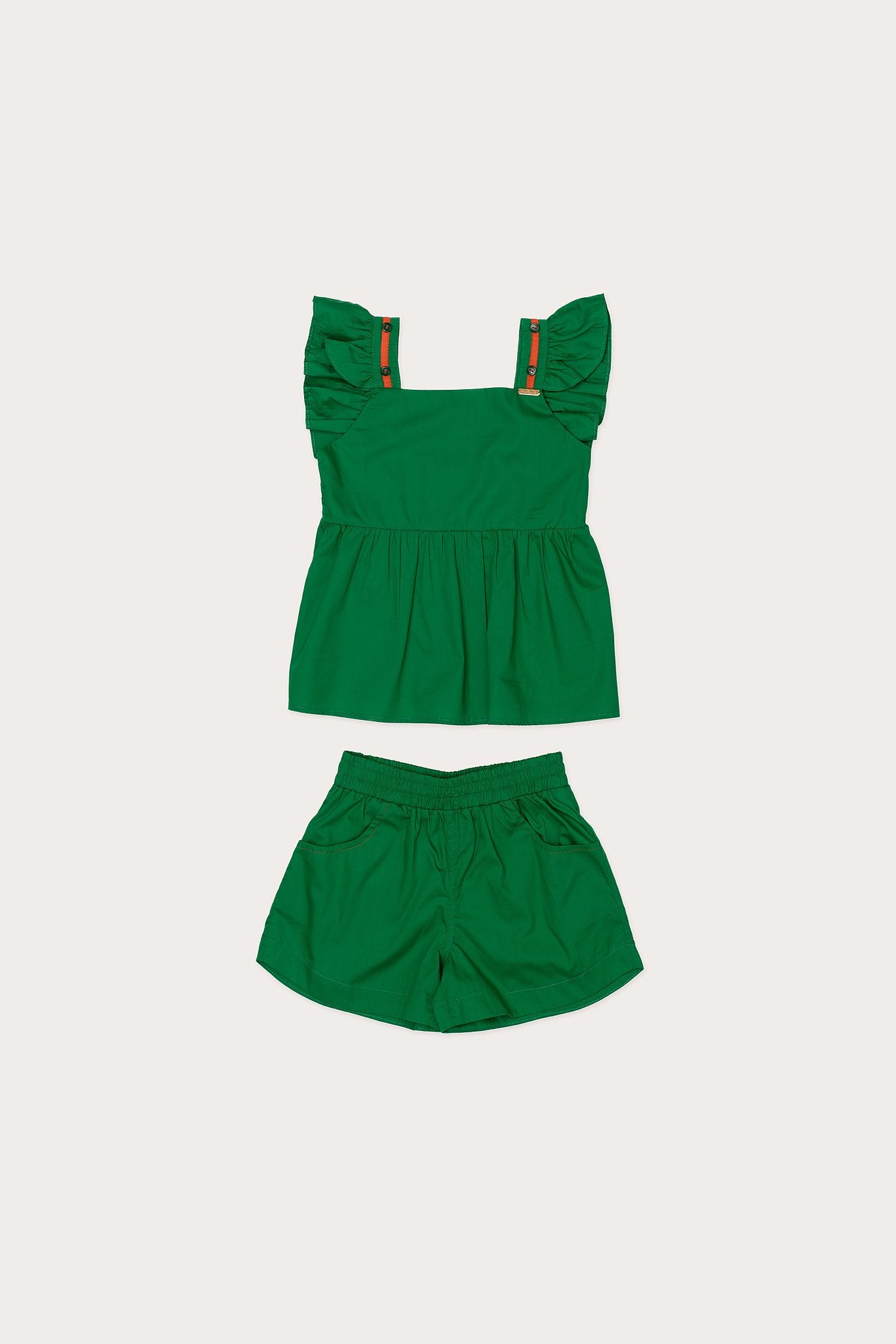 Conjunto feminino infantil verde com blusa de alças largas e short leve, detalhes em babados