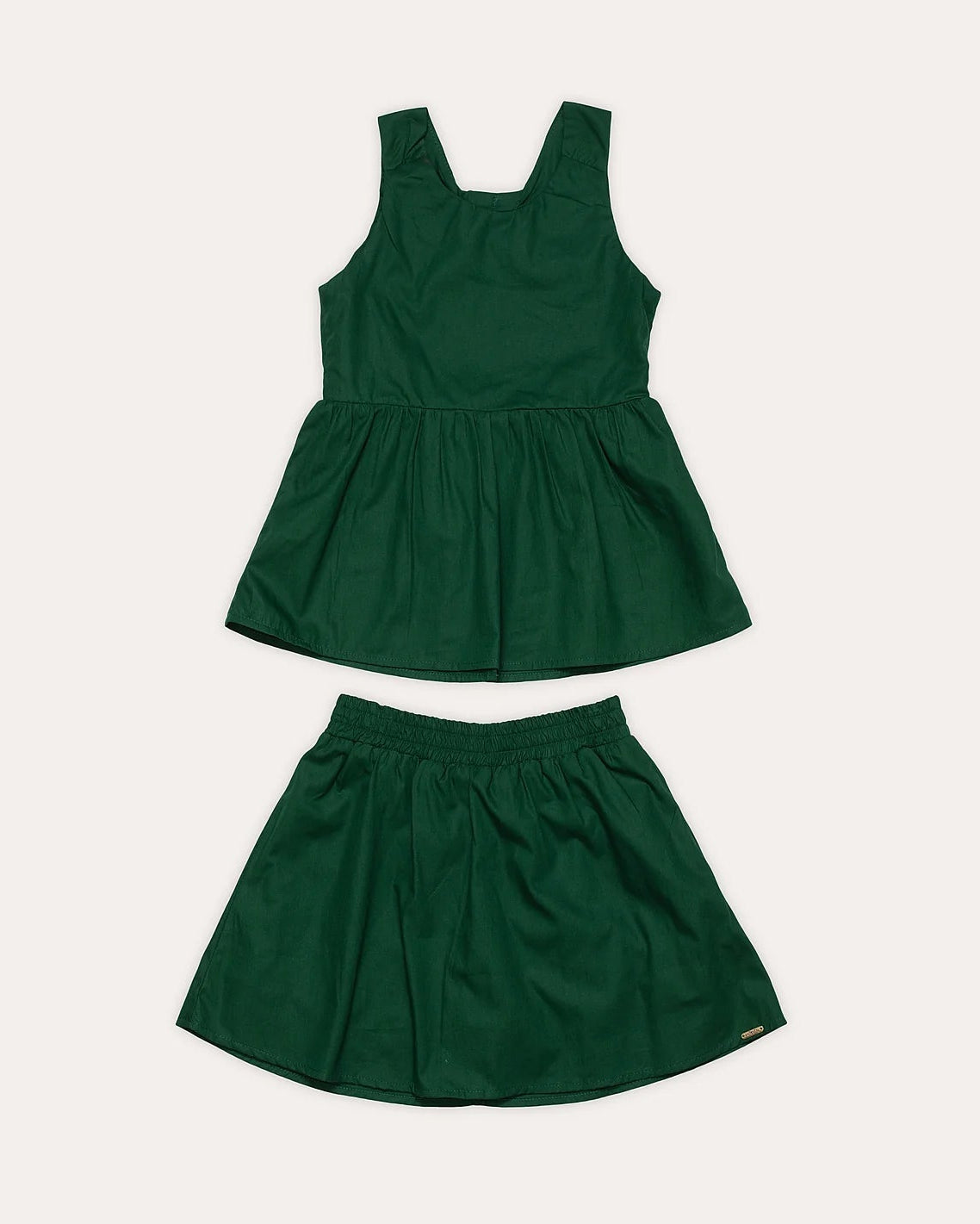 Conjunto infantil feminino com blusa de alças largas e short saia, detalhe de cintura elástica