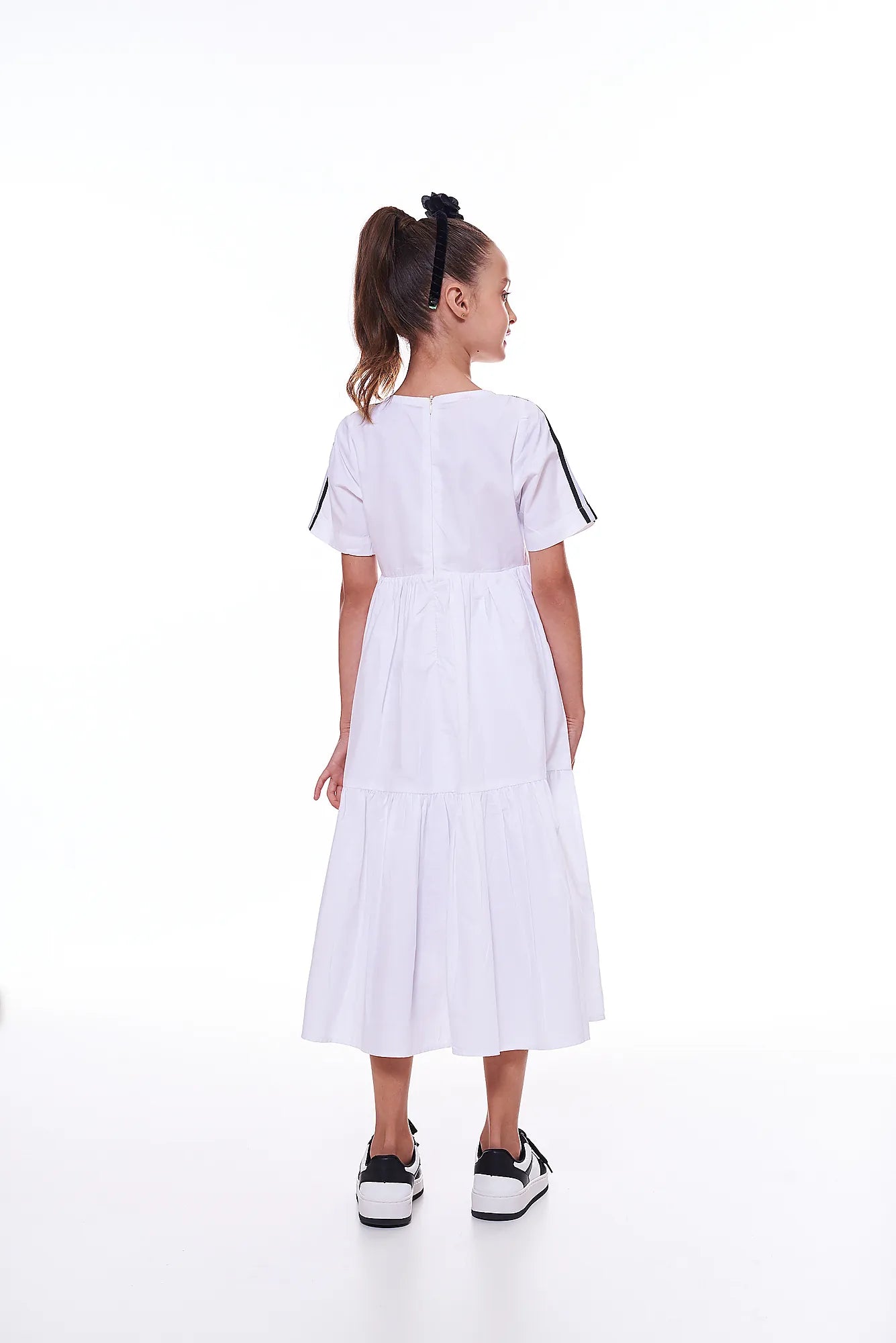 Vestido branco feminino infantil com listras nas mangas e saia longa