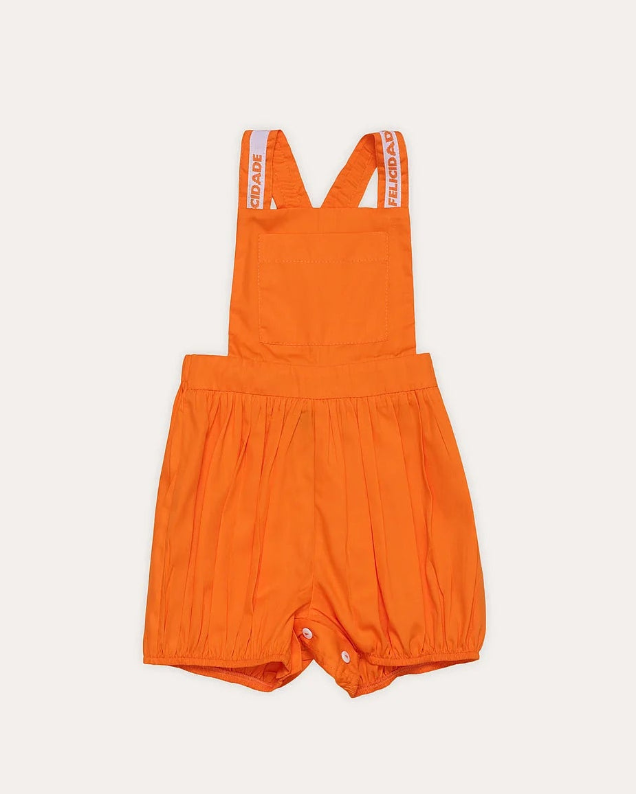 Jardineira laranja com alças largas e caimento solto, ideal para meninas de 0 a 3 anos.