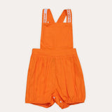 Jardineira laranja com alças largas e caimento solto, ideal para meninas de 0 a 3 anos.