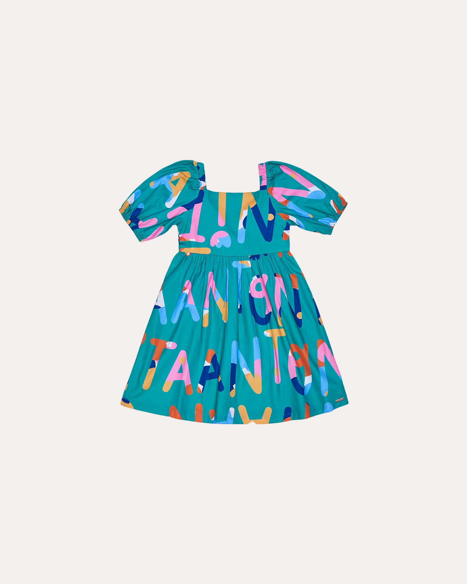 Vestido infantil com padrão de letras coloridas e mangas bufantes, detalhe de cintura marcada