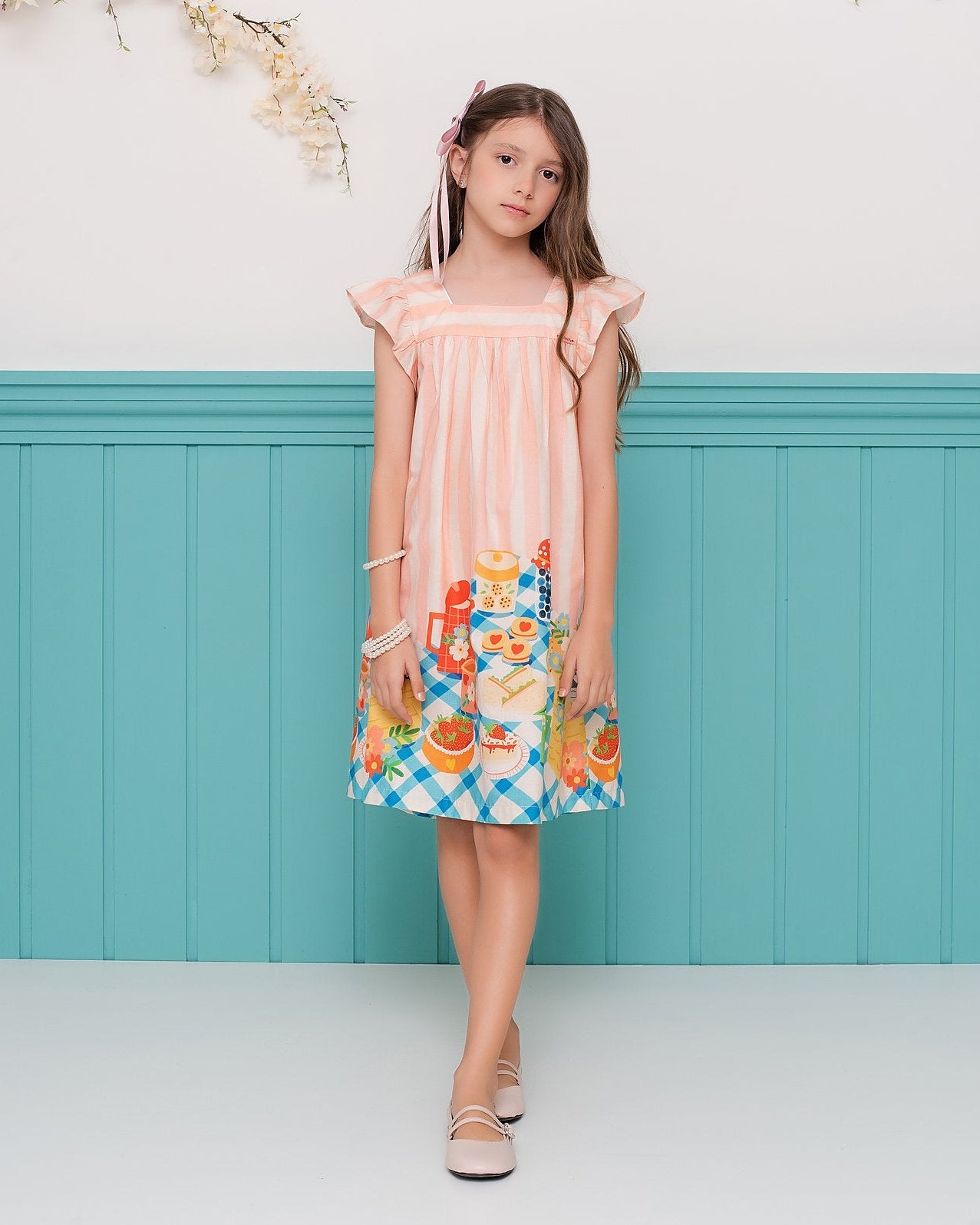 Vestido infantil com estampa de piquenique, alças com babados e saia ampla