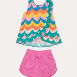 Conjunto infantil com blusa de alças largas e estampa de ondas coloridas, saia rosa