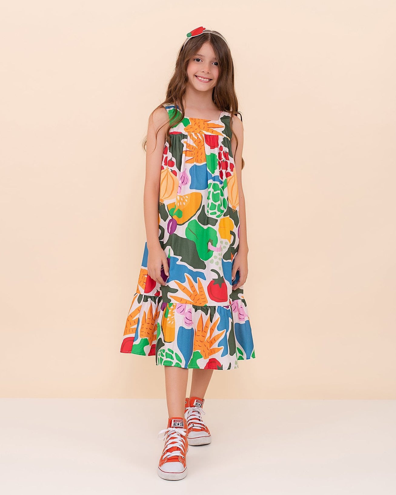 Vestido midi feminino infantil com estampa colorida de frutas e folhas, alças largas e saia rodada
