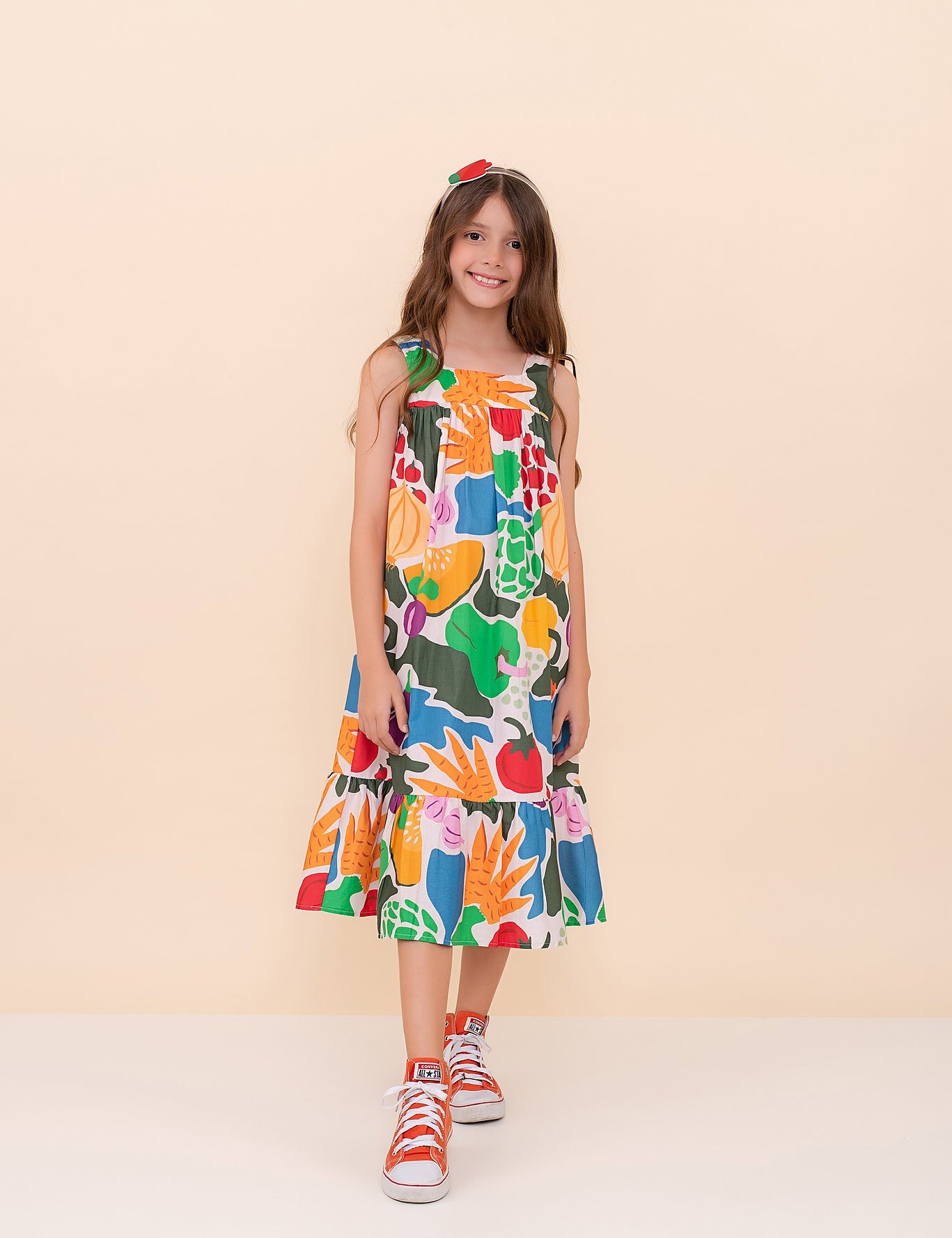 Vestido midi feminino infantil com estampa colorida de frutas e folhas, alças largas e saia rodada