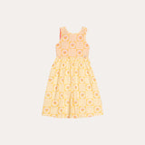 Vestido midi feminino infantil amarelo com estampa de flores grandes em padrão quadriculado
