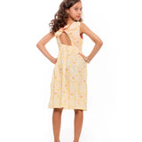 Vestido midi feminino infantil amarelo com estampa de flores grandes em padrão quadriculado