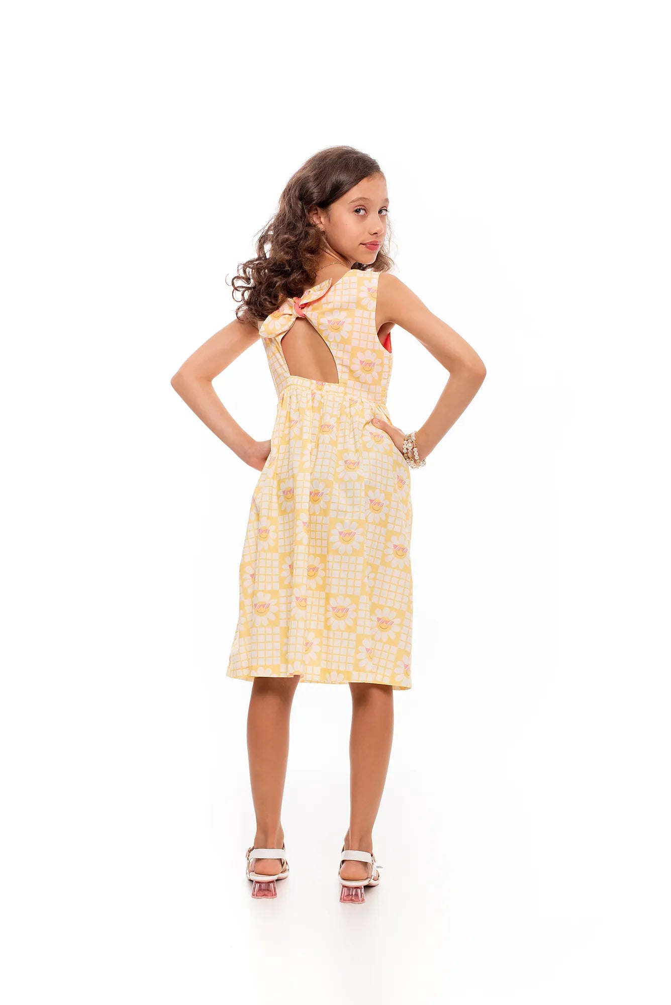 Vestido midi feminino infantil amarelo com estampa de flores grandes em padrão quadriculado