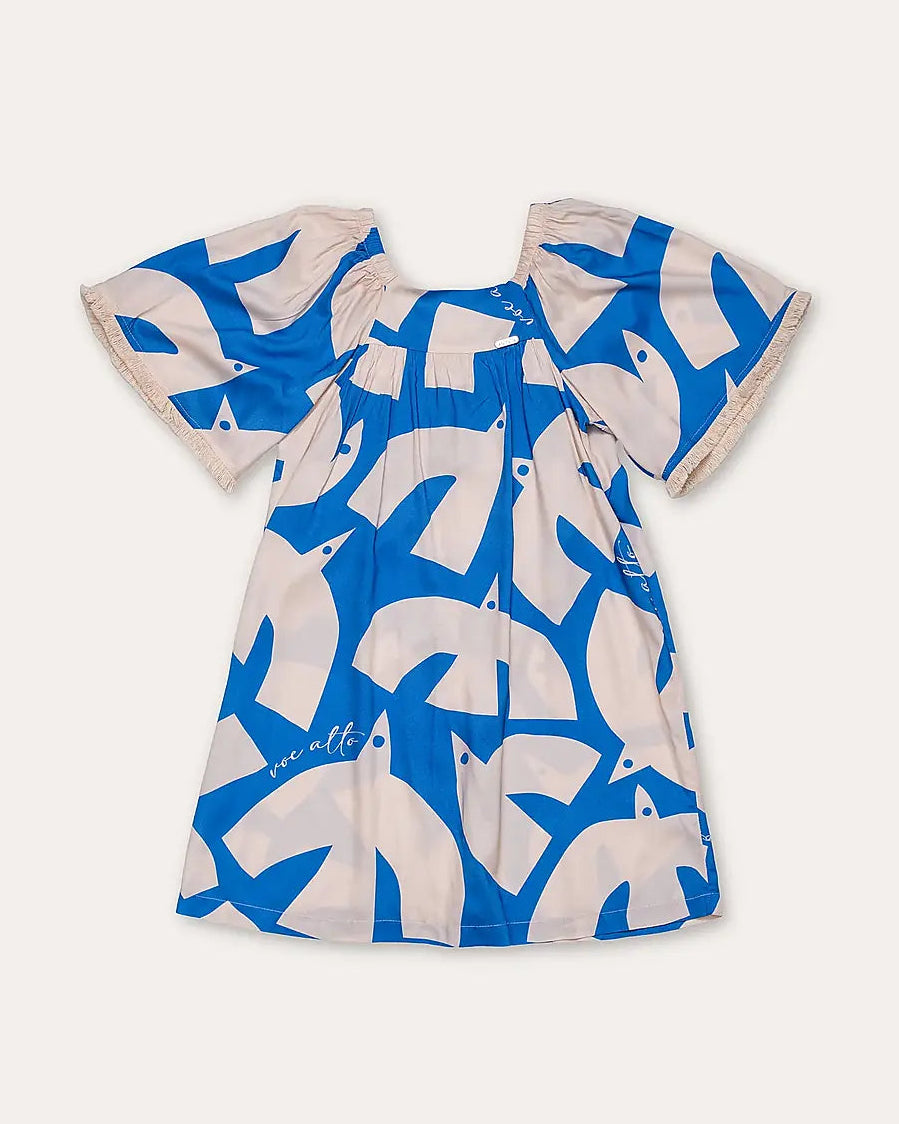 Vestido infantil com estampa geométrica em azul e creme, mangas amplas e gola arredondada