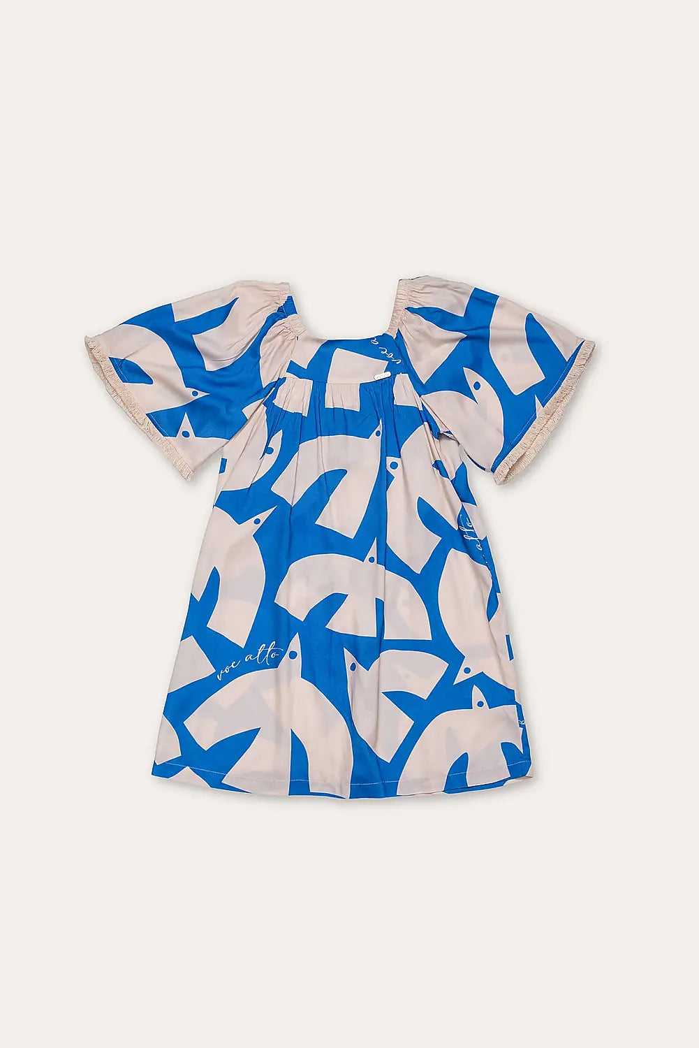 Vestido infantil com estampa geométrica em azul e creme, mangas amplas e gola arredondada