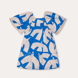 Vestido infantil com estampa geométrica em azul e creme, mangas amplas e gola arredondada