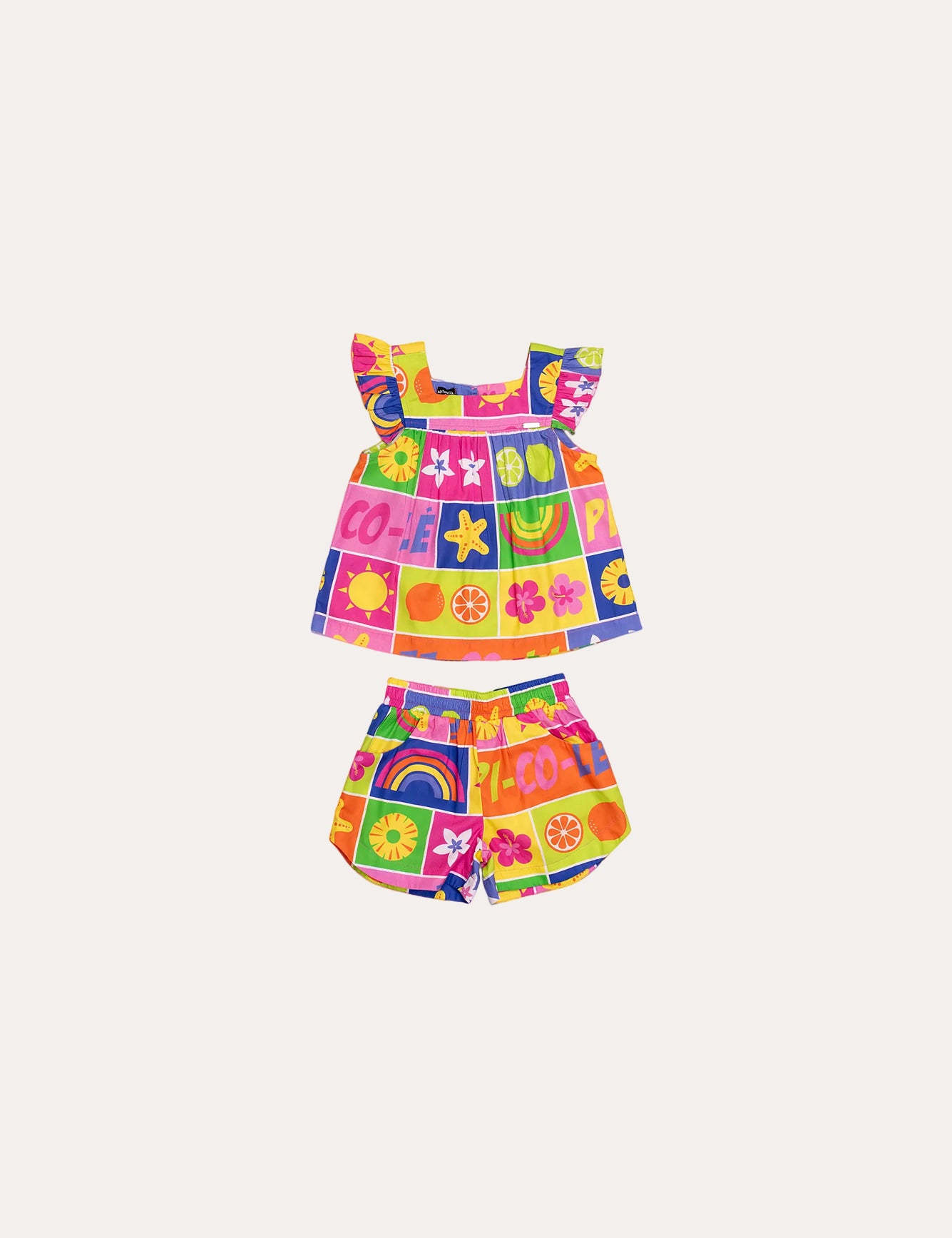 Conjunto infantil feminino com blusa estampada de frutas e short colorido