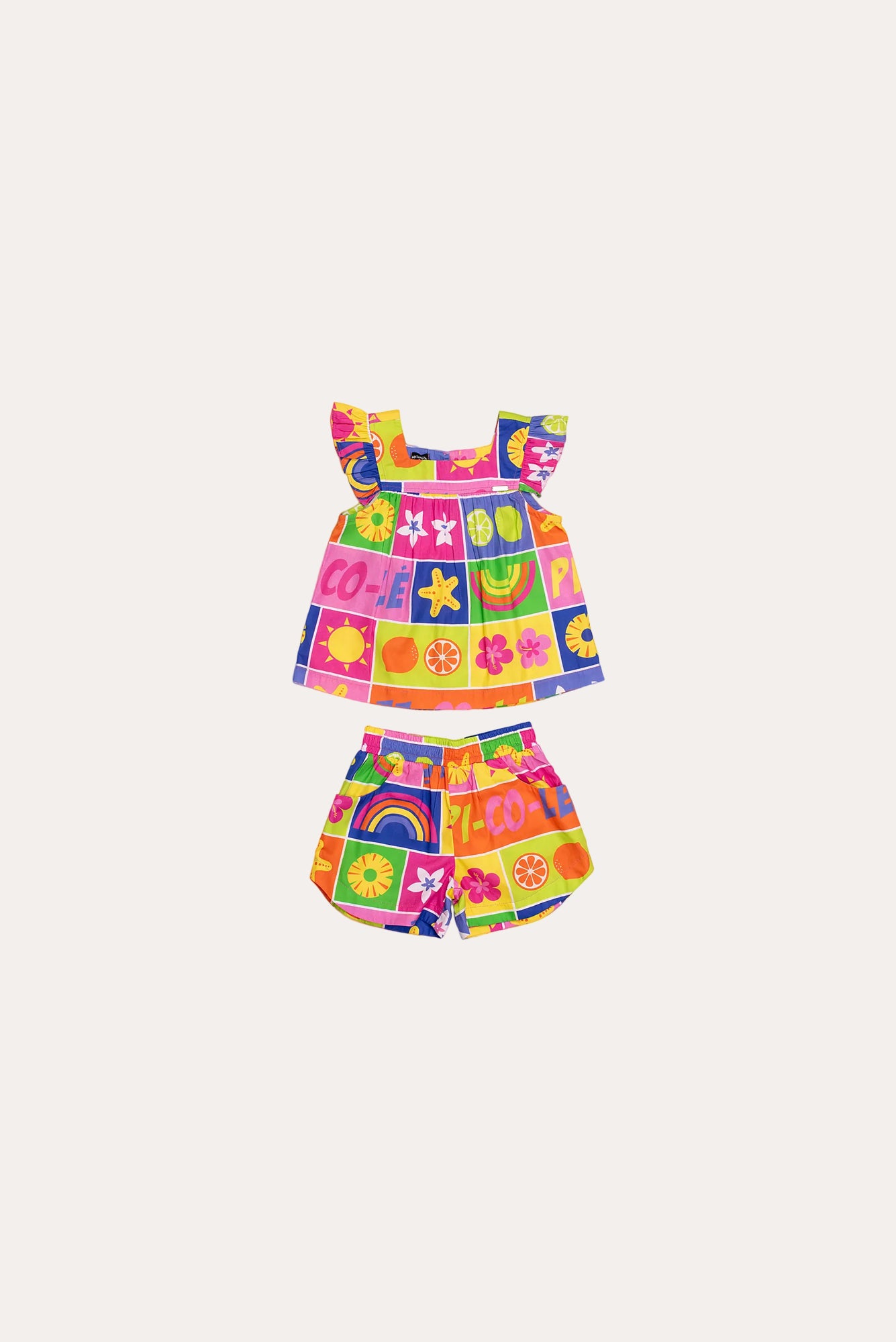 Conjunto infantil feminino com blusa estampada de frutas e short colorido