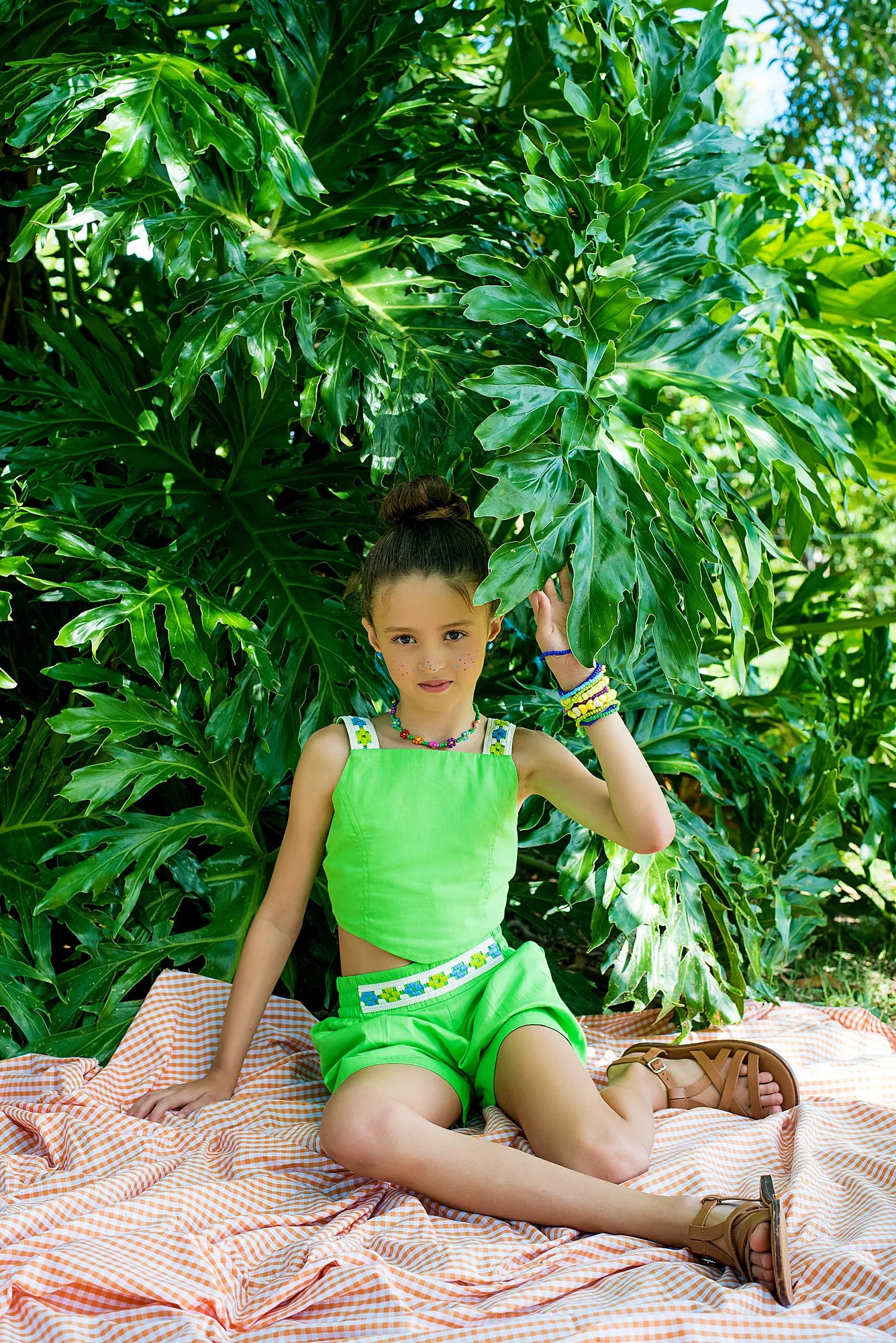 Conjunto feminino infantil verde com blusa de alças largas e short leve