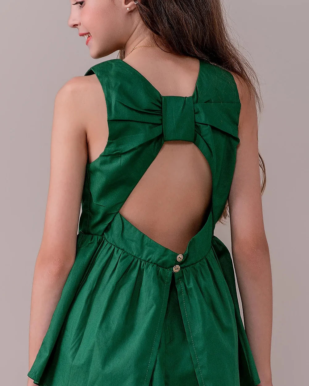 Conjunto infantil feminino com blusa de alças largas e short saia, detalhe de cintura elástica