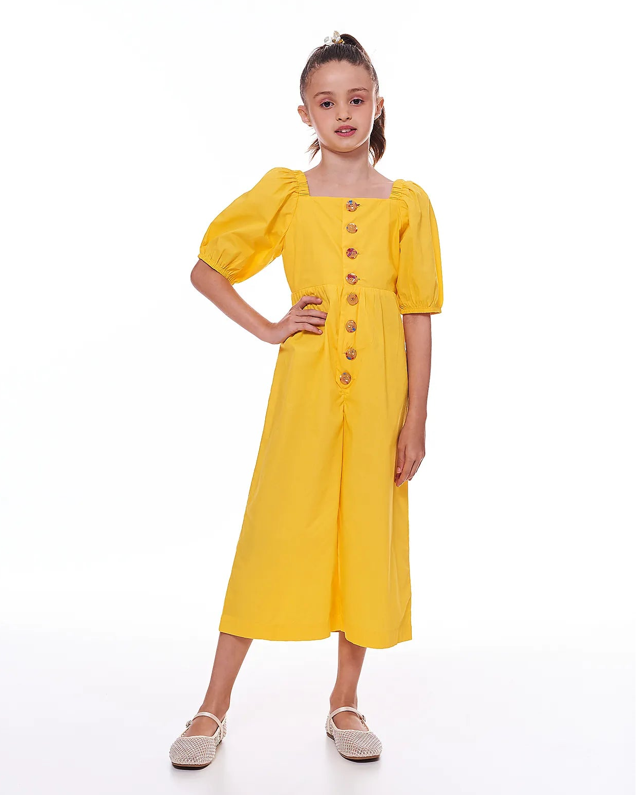 Macaco tricoline amarelo com mangas bufantes e botões frontais, peça feminina infantil