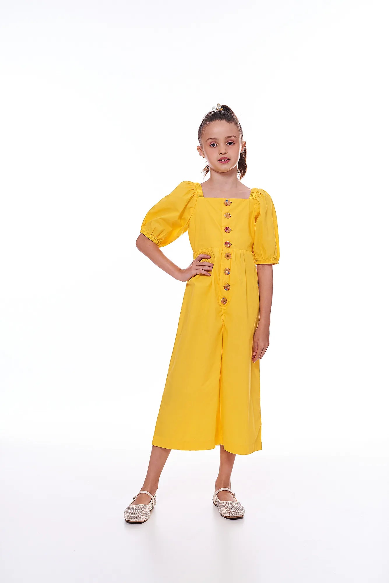 Macaco tricoline amarelo com mangas bufantes e botões frontais, peça feminina infantil