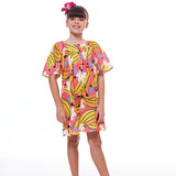 Macaco feminino infantil com estampa de bananas e flores em fundo rosa, detalhe de mangas amplas