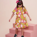 Vestido infantil com estampa de bananas e flores, mangas amplas e saia em camadas
