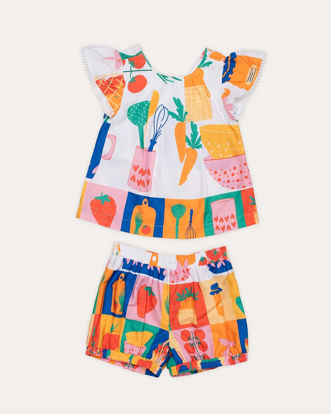 Conjunto infantil feminino com blusa de mangas amplas e short estampado de frutas e vegetais