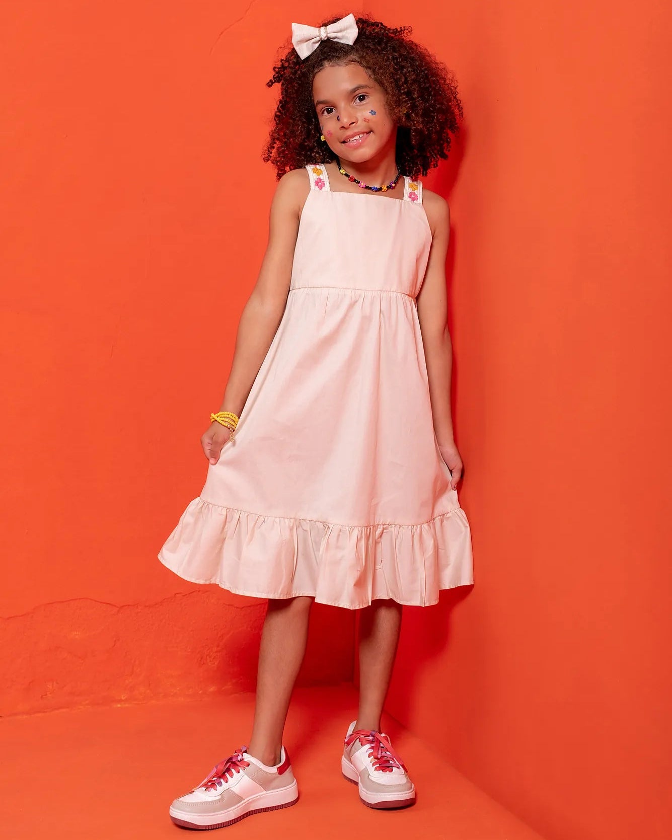 Vestido feminino infantil bege com alças florais e saia leve com babados