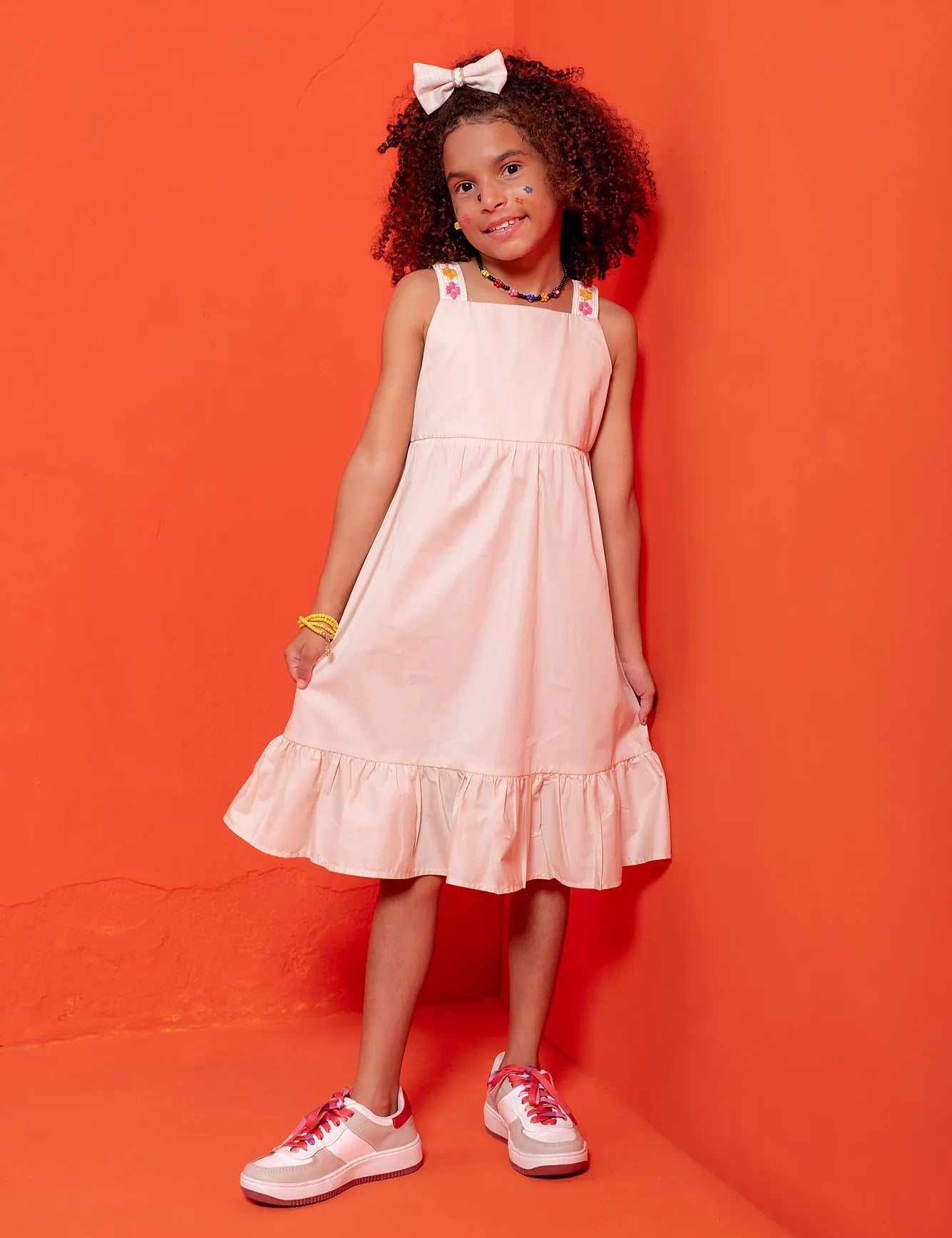 Vestido feminino infantil bege com alças florais e saia leve com babados