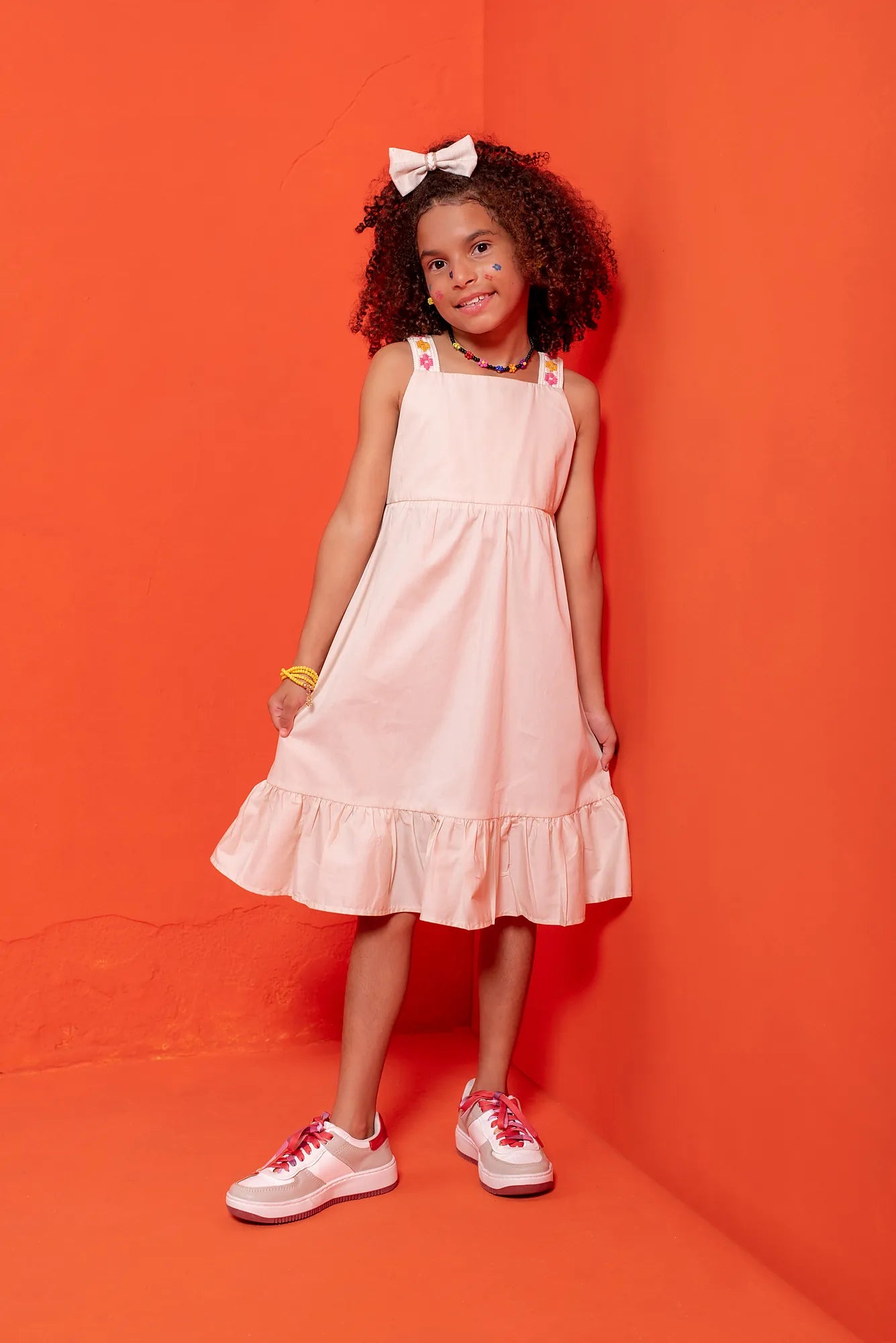 Vestido feminino infantil bege com alças florais e saia leve com babados