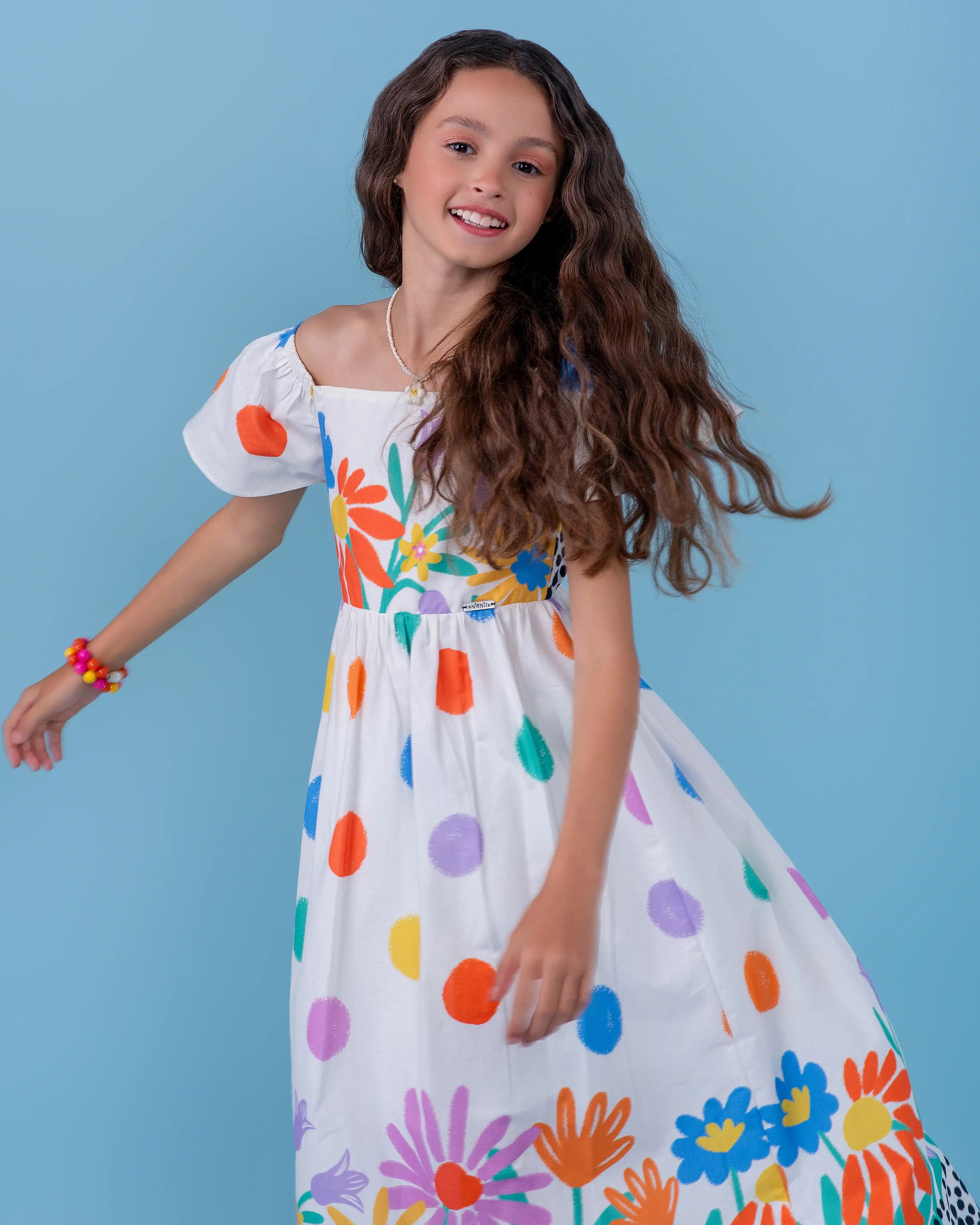 Vestido midi feminino infantil com estampa de flores e bolinhas coloridas, mangas bufantes e saia solta