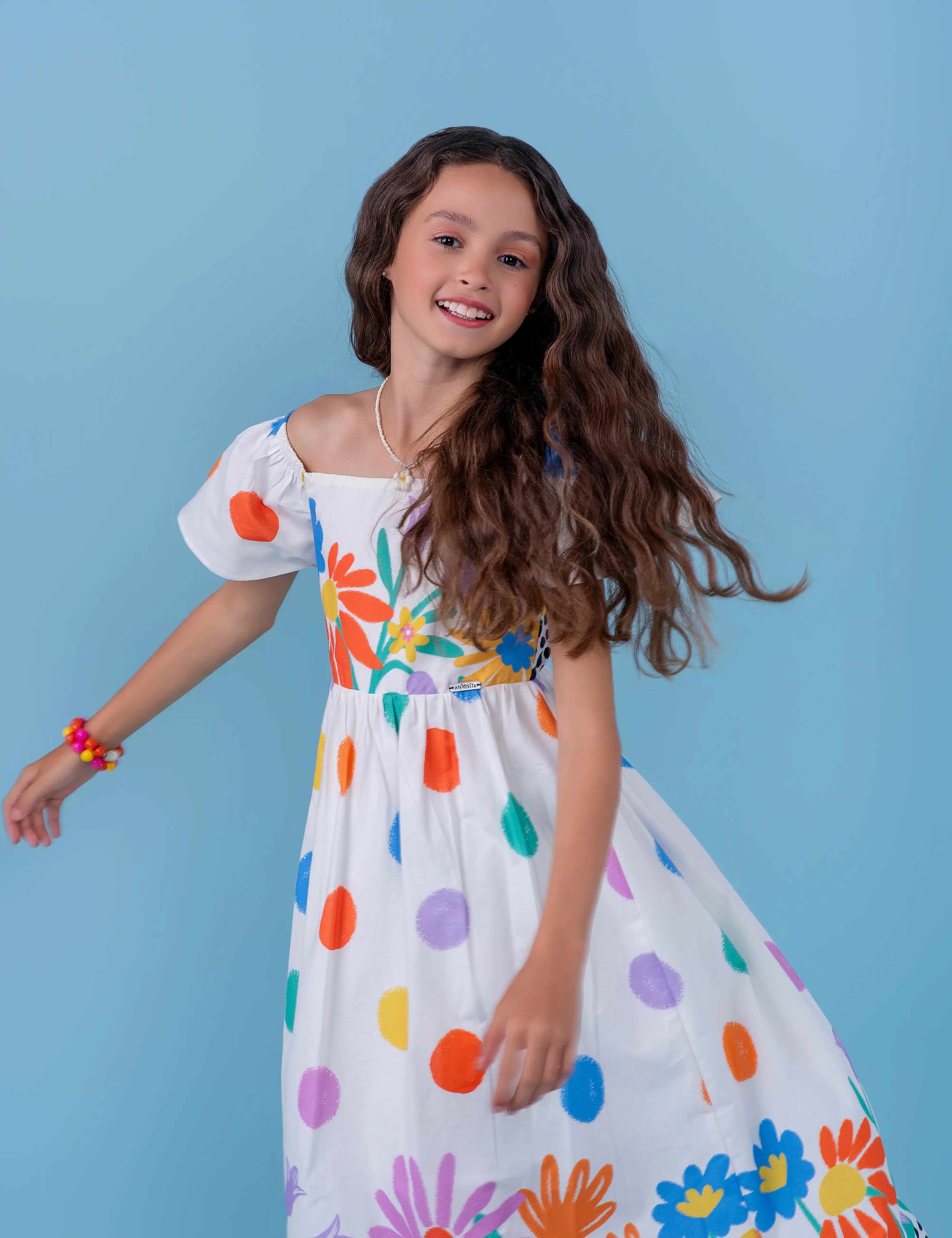 Vestido midi feminino infantil com estampa de flores e bolinhas coloridas, mangas bufantes e saia solta