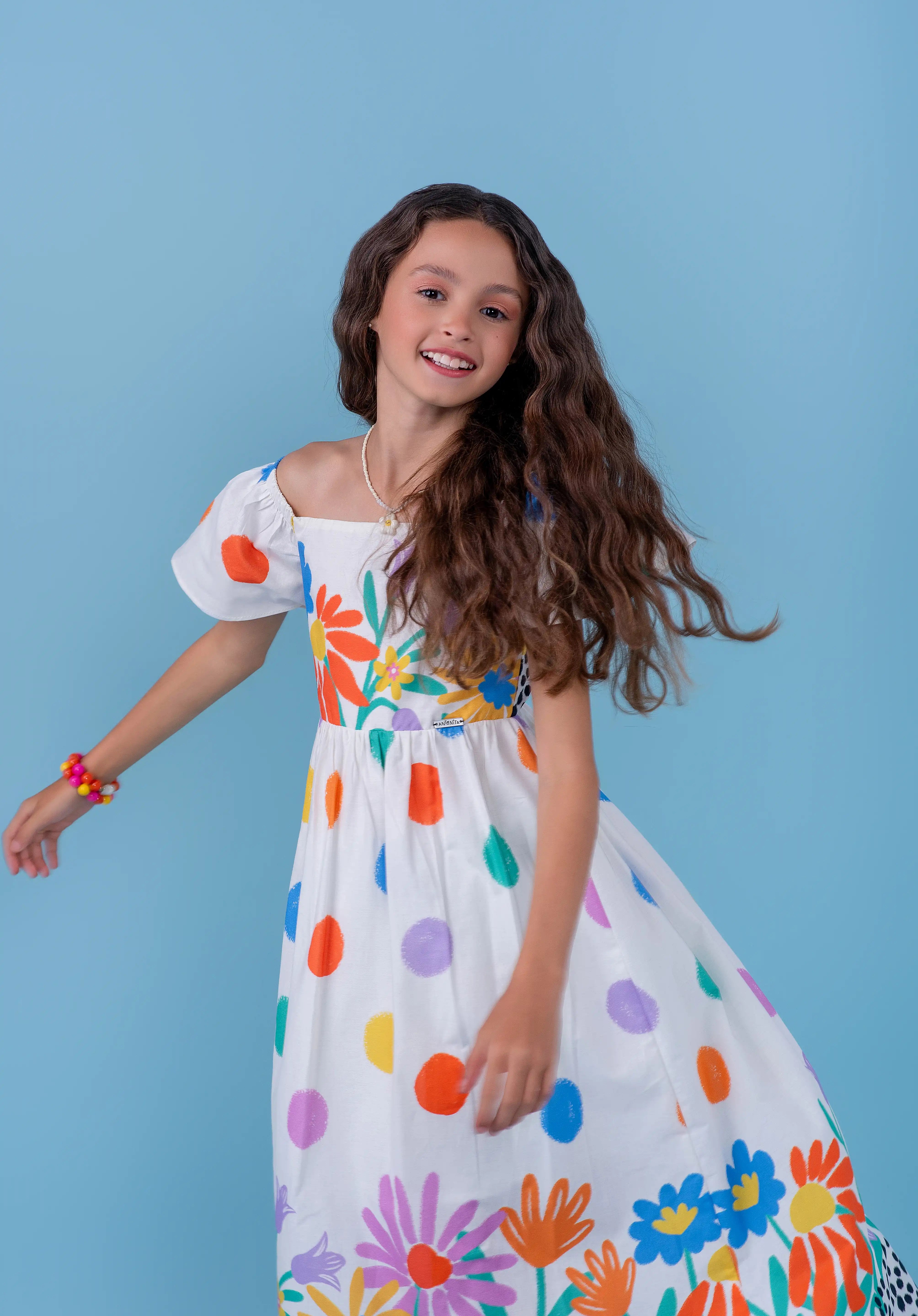 Vestido midi feminino infantil com estampa de flores e bolinhas coloridas, mangas bufantes e saia solta