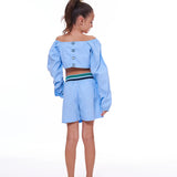Conjunto feminino infantil azul claro com cropped de mangas longas e short prático